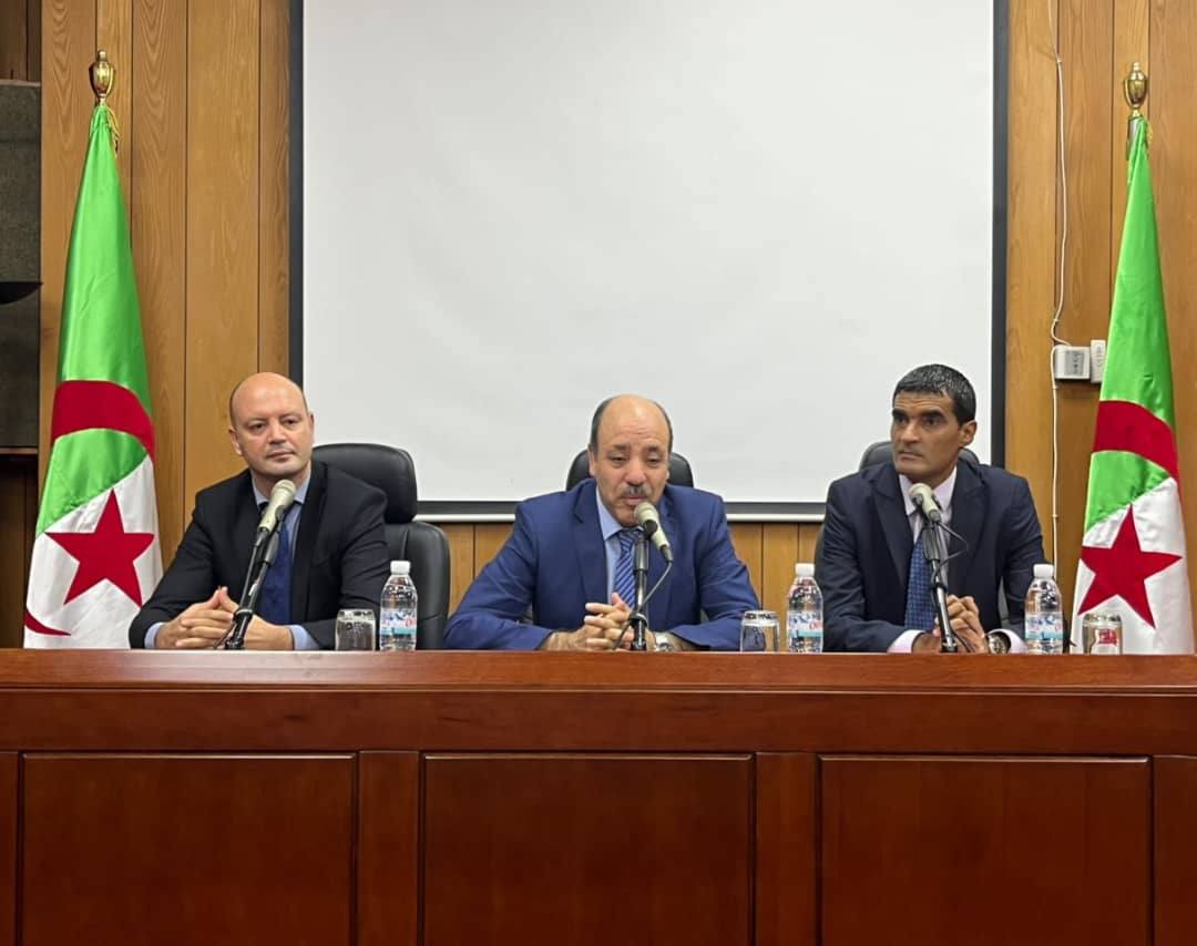 انطلاق مناقشة مذكرات تلاميذ الدفعة 53 بإشراف المدير العام للمدرسة الوطنية للإدارة